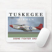 P51DのTuskegeeのパイロットが飛ばす赤い尾戦闘機 マウスパッド (マウス)