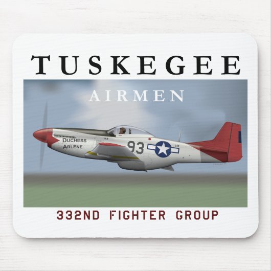 P51DのTuskegeeのパイロットが飛ばす赤い尾戦闘機 マウスパッド (正面)