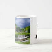 P527004(1) – 知事の宮殿の庭園（ベンチ付き） コーヒーマグカップ (中央)