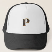 「P」モノグラムキャップ付きの白黒トラッカーズハット キャップ (正面)
