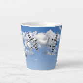 P-38稲妻(雲にD日のストライプあり) カフェラテマグ (正面)