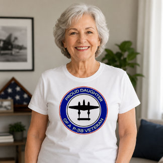 P-38退役軍人の娘であることを誇りに思う Tシャツ