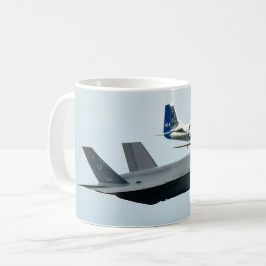 P-51マスタング付きF-35ファイタージェット コーヒーマグカップ (正面左)