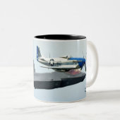 P-51マスタング付きF-35戦闘機 ツートーンマグカップ (正面右)