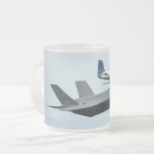 P-51マスタング付きF-35戦闘機 フロストグラスマグカップ (正面左)