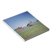 P-51 Cタスケージレッドテール飛行機でのCAF航空 ノートパッド (アングル)