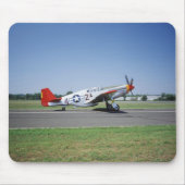 P-51 C TuskegeeのCAFの空気の赤い尾飛行機 マウスパッド (正面)