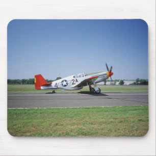 P-51 C TuskegeeのCAFの空気の赤い尾飛行機 マウスパッド