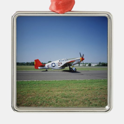 P-51 C TuskegeeのCAFの空気の赤い尾飛行機 メタルオーナメント (正面)