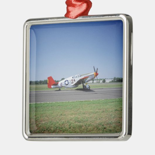 P-51 C TuskegeeのCAFの空気の赤い尾飛行機 メタルオーナメント (左)
