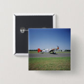 P-51 C TuskegeeのCAFの空気の赤い尾飛行機 缶バッジ (正面&裏面)