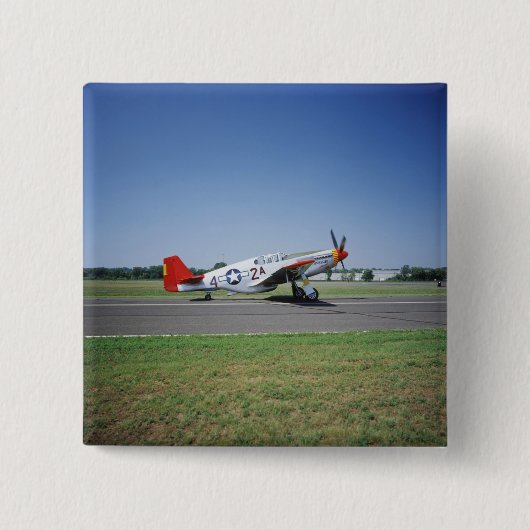 P-51 C TuskegeeのCAFの空気の赤い尾飛行機 缶バッジ (正面)