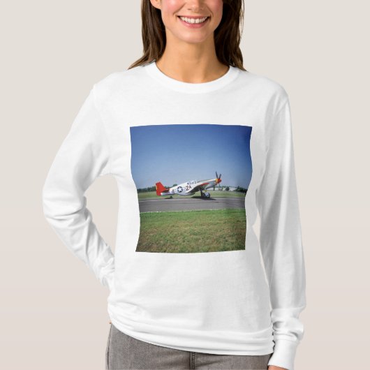 P-51 C TuskegeeのCAFの空気の赤い尾飛行機 Tシャツ (正面)