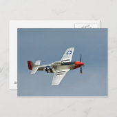 P-51Dマスタング戦闘機(D-Dayマーキング付き) 飛んでいる ポストカード (正面/裏面)