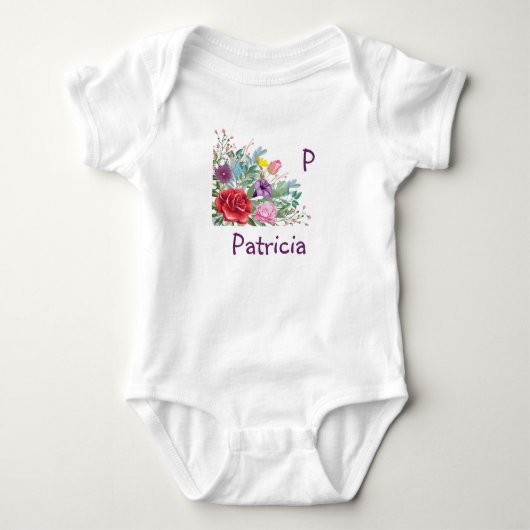 P Patriciaパーソナライズされたレター名,バラ花 ベビーボディスーツ (正面)