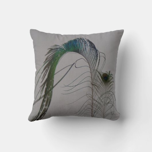 © P Wherrellのエレガントな芸術の孔雀は羽をつけます クッション (裏面)