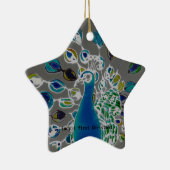 © P Wherrellのベビーの初めてのクリスマスの孔雀 セラミックオーナメント (右)