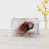 © P Wherrellの男の赤ちゃんの母ベビーはハートを渡します カード (黄色い花)
