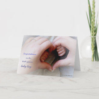 © P Wherrellの男の赤ちゃんの母ベビーはハートを渡します カード