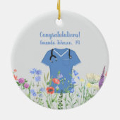 PAパーソナライズされた医師アシスタントの青いスクラブ セラミックオーナメント (裏面)