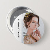 Pageant Sashボタンピン – フォトライト背景 缶バッジ (正面&裏面)