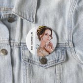 Pageant Sashボタンピン – フォトライト背景 缶バッジ (インサイチュ)