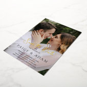 Paige写真モダン結婚式の日付の保存 箔招待状 (回転した状態)