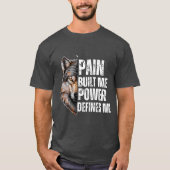 Pain Built Me Power Defines Me Wolf Motivational  Tシャツ (正面)