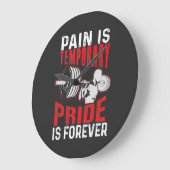 Pain Is Temporary Pride Is Forever ラージ壁時計 (傾斜)