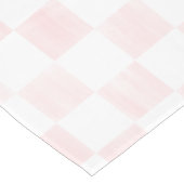 Painted Pink and White Check Checkerboard Pattern ミディアムテーブルランナー (コーナー)