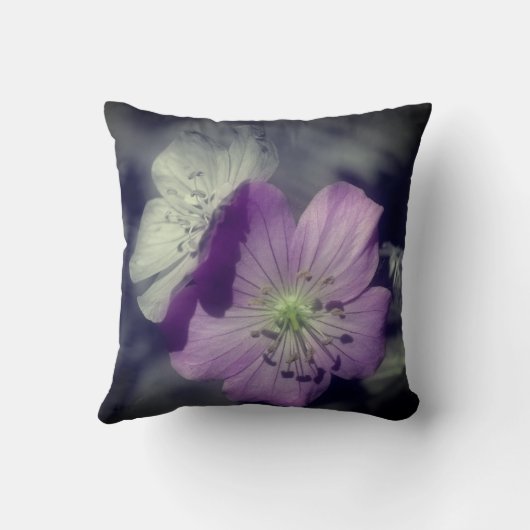 Pale Purple Geranium Flowers クッション (裏面)