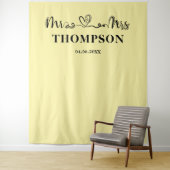 Pale Yellow | Mr and Mrs Elegant Simple Backdrop タペストリー (インサイチュ)