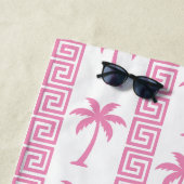 Palm Tree Greek Key Stripe – Pink Coastal Preppy ビーチタオル (インサイチュ)