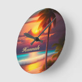 Palme am Strand bei Sonnenuntergang ラウンド壁時計 (傾斜)