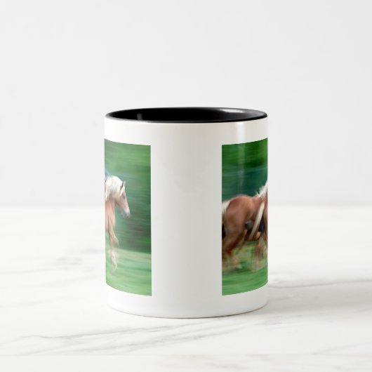 Palominoの馬の陶磁器のコーヒー・マグの競争 ツートーンマグカップ (中央)