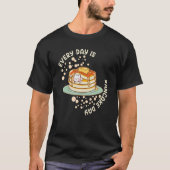 Pancakes Every Day is Pancake Day Cat Tシャツ (正面)
