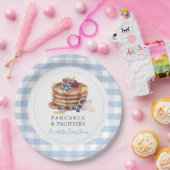 Pancakes & Pacifiers Blue Gingham Boy Baby Shower ペーパープレート (パーティー)