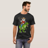 Panda Cowboy Riding T-Rex Dinosaur Tシャツ (正面フル)