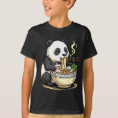 Panda Eating Funny Ramen Noodles Tシャツ (正面)