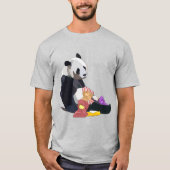 Panda eating Junkfood t-shirt Tシャツ (正面)