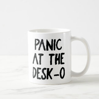"Panic at the Desk O"マグカップ🖥️😱 コーヒーマグカップ