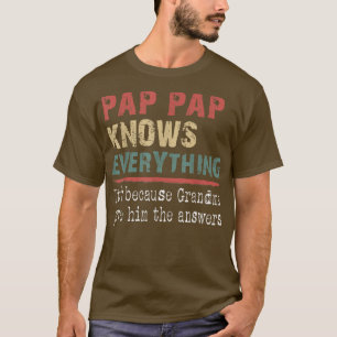 Pap Papは彼のおばあちゃんのためにすべてを知っ与えている Tシャツ