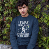 PAPAは私の名前PICKLEBALLはパパのための私のゲームギフトである スウェットシャツ