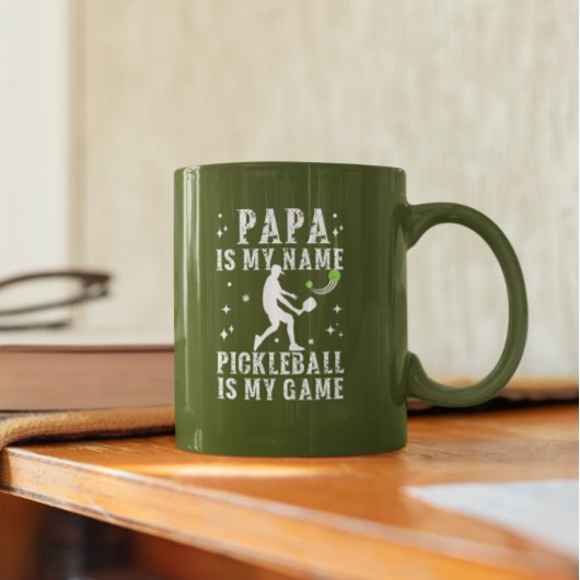 PAPAは私の名前PICKLEBALLはパパのための私のゲームギフトである ツートーンマグカップ