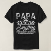 Papa Knows Everything Funny Fathers Day Gift for D Tシャツ (デザイン正面)
