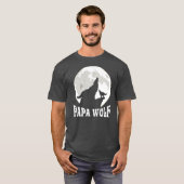 Papa Wolf Howling Wolves In The Moon Father's Day Tシャツ (正面フル)