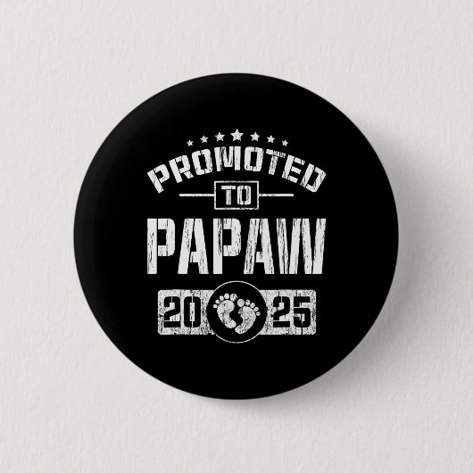 Papaw Estに昇格2025年おもしろい間もなく実現 缶バッジ (正面)