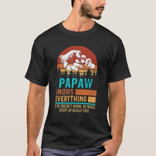 Papaw Know Everything Fist Bumpパパ Tシャツ (正面)