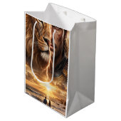 Papier cadeau Epic Lion and Warrior Sunset ミディアムペーパーバッグ (正面アングル)