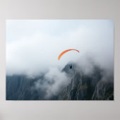 Paraglider Soaring Over Foggy Mountain Cliff ポスター (正面)